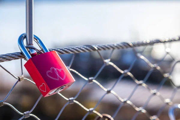 Großaufnahme Eines Roten Liebesschlosses Mit Herzzeichen Das Kettenglieder Einer Brücke — Stockfoto