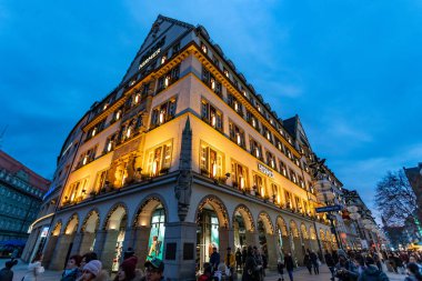 Münih, Almanya - 15 Aralık 2019 - İnsanlar 15 Aralık 2019 'da Almanya' nın Münih kenti Marientplatz yakınlarındaki Noel pazarında eğlenmek için dışarı çıkarlar.