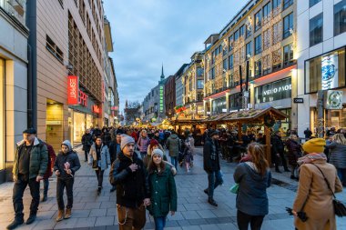 Münih, Almanya - 15 Aralık 2019 - İnsanlar 15 Aralık 2019 'da Almanya' nın Münih kenti Marientplatz yakınlarındaki Noel pazarında eğlenmek için dışarı çıkarlar.