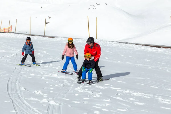 Innsbruck Autriche Décembre 2019 Les Jeunes Enfants Apprennent Skier Avec — Photo