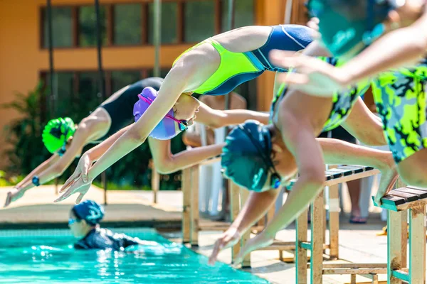 Chiang Mai Thailand Oktober 2019 Jonge Vrouwelijke Zwemmers Duiken Van — Stockfoto