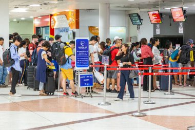 Chiang Mai, Tayland - 14 Temmuz 2019 - 14 Temmuz 2019 'da Tayland' daki Chiang Mai Uluslararası Havaalanı 'nda uçak biletlerini almak için sırada bekleyen çok sayıda yolcu var.