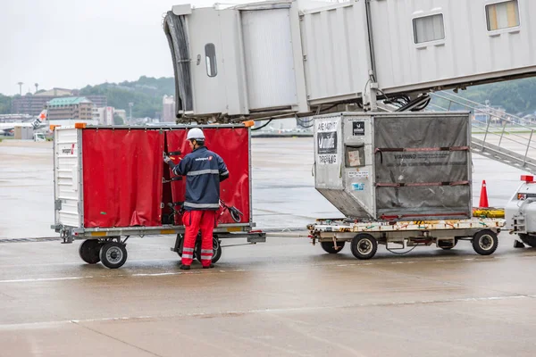 Fukuoka Japão Julho 2019 Cheques Bagageiros Aeroporto Contêiner Bagagem Aeroporto — Fotografia de Stock