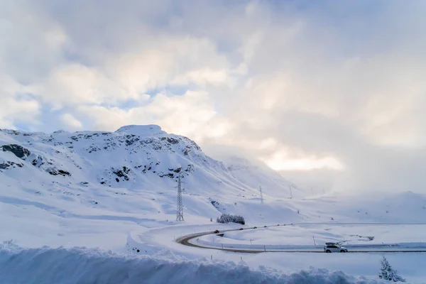 Inverno Neve Cobre Montanhas Estrada Suíça Com Fundo Luz Sol — Fotografia de Stock