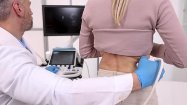 Hastanın böbreklerinin sağlığını kontrol etmek için insan böbreği bölgesindeki ultrason cihazının ultrason sensörünü kapat. Böbrek ultrasonu