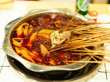 Chuan chuan Hot Pot, bambu çubuklarının üzerine çeşitli malzemeler koyup sıcak tencere çorbasında pişirme işlemidir. Çin, Chongqing 'den nefis bir yemek, baharatlı ve lezzetli..