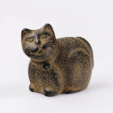 Bu dökme demirden yapılmış bir kedi kağıdı ağırlığı. Çok tatlıymış. Kağıt ağırlığı Çin, Japonya ve Kore 'de geleneksel bir kırtasiye ve dekorasyondur..