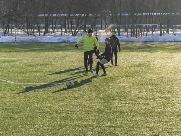俄罗斯莫斯科 莫斯科街头业余足球比赛 成年人在户外的小球场上踢足球 健康的生活方式和业余运动的概念 — 图库照片