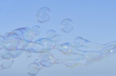 Gökkuşağı yaz mavi gökyüzü arka plan üzerinde büyük kabarcıklar. Sabun kabarcık arka plan, tasarımcılar için öğe. Yatay