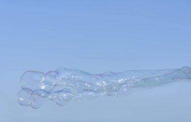 Gökkuşağı parlak yaz mavi gökyüzü arka plan üzerinde büyük kabarcıklar. Kabarcık arka plan, tasarımcılar için öğe soyut fotoğraf