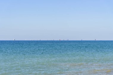 Deniz parlak mavi gökyüzü ve denizin içinde birçok Yelkenli ile yaz günü. İç fotoğraf. Yatay