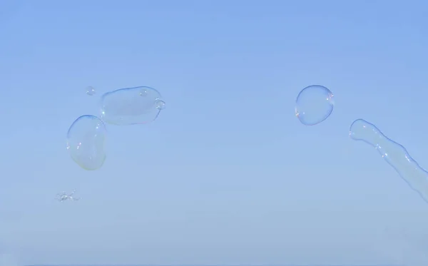 Arco Íris Grandes Bolhas Fundo Céu Azul Brilhante Verão Abstrato — Fotografia de Stock