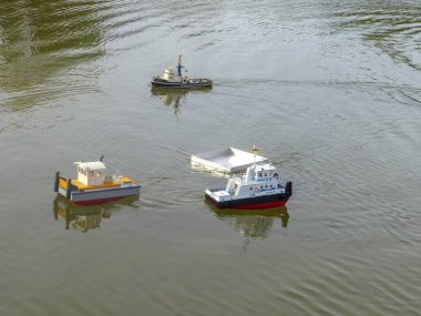 Çocukların oyuncakları kargo gemileri, su üzerinde yüzen. Gemi modelleri