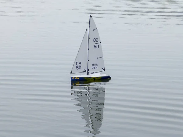 Kinder Speelgoed Zeilboten Het Water Modellen Worden Geleverd Close — Stockfoto