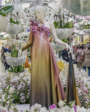 Yaratıcı bir manken üzerinde bunt orkide ile uzun lüks abiye zarif tasarım. İnanılmaz renkler ve lezzetli tatlar Hollanda tatil