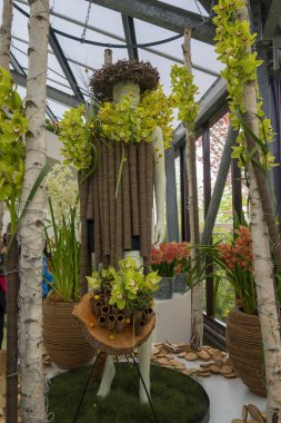 Çiçek tasarım elbise. Yaratıcı zarif lüks elbise mankenin üzerinde zeytin yeşil orkide ile. İnanılmaz renkler ve lezzetli tatlar Hollanda tatil