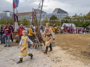 Magdeburg, Almanya - 29.08.2014: Kaiser-Otto-Fest. Tarihsel olayların yeniden. Bisikletçi muhteşem mızrak dövüşü turnuvalar. Tüm aile için etkileyici bir tatil