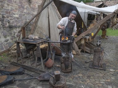 Magdeburg, Almanya - 29.08.2014: Kaiser-Otto-Fest. Şehrin tarihi olayların yeniden. Demirci orta yaş portresi. Tüm aile için etkileyici bir fest