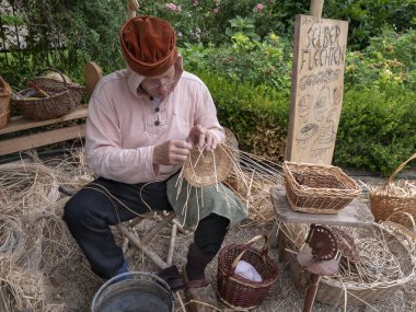 Magdeburg, Almanya - 29.08.2014: Kaiser-Otto-Fest. Şehrin tarihi olayların yeniden. Ortaçağ el sanatları wickerwork. Tüm aile için etkileyici bir fest