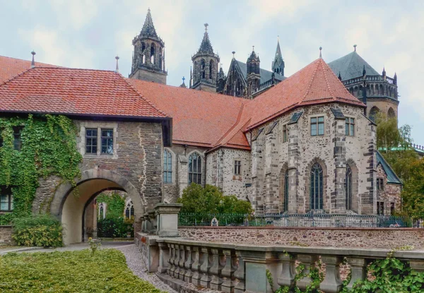 德国马格德堡历史悠久的市中心 马格德堡大教堂或圣堂教堂的背面 德国的新教徒大教堂 城市景观 — 图库照片