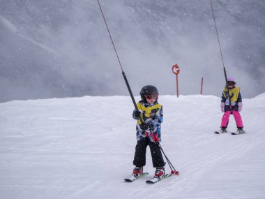Zams, Avusturya - 22 Şubat 2015: Kayak okulundaki çocuklar. Landeck kayak merkezi. Yüzey kaldırma