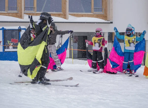Замс Австрия Февраля 2015 Дети Лыжной Школе Лыжный Инструктор Преподает — стоковое фото