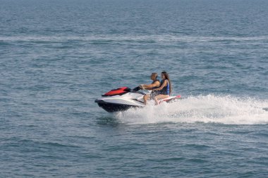 Acre, İsrail - 11.05.2018: Spor aktif dinlenme Akdeniz üzerinde. Jet ski, su scooter yarış gençler. Etkin yaz tatili