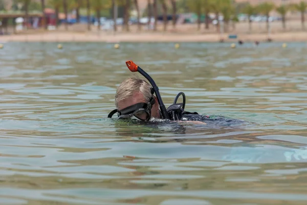 Mergulhador Subaquático Com Aparelho Respiratório Mergulha Mar Esporte Aquático Popular — Fotografia de Stock