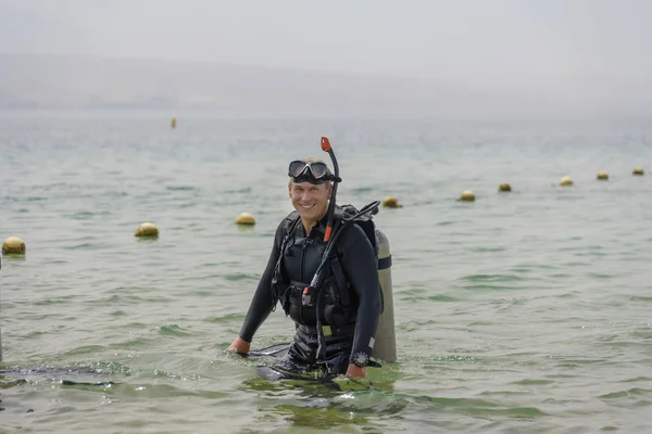 Uomo Anziano Subacqueo Con Respiratore Mare Immergitore Ricreativo Con Attrezzatura — Foto Stock