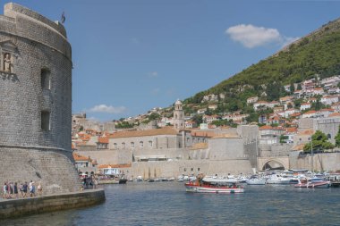 Dubrovnik 'teki eski liman. Adriyatik Denizi 'nde Hırvat şehri. Ortaçağdan kalma kaleler, Lovrijenac ve Bokar
