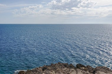 Deniz sakin yüzey ve mavi bulut gökyüzü. Horizon. Bay Gertsegnovska Adriyatik içinde