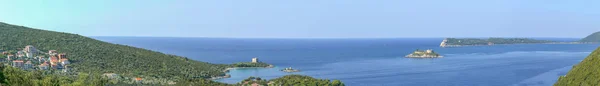 Залив Герцегновская остров Заньич с монастырским островом Мамула с фортом — стоковое фото