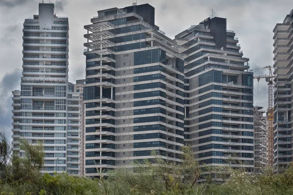 Akdeniz kıyısında İsrail'de Netanya Modern konut binaları. Şehir manzarası