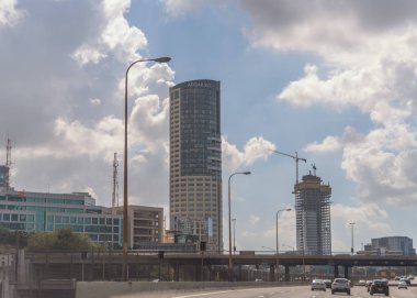 Orta Doğu Tel Aviv, İsrail'in başkenti modern şehir. Yüksek binaların inşaatı. Modern mimari