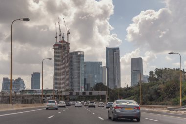 Orta Doğu Tel Aviv, İsrail'in başkenti modern şehir. Şehirdeki yüksek hızlı sokak. Modern mimari. Şehir manzarası. Arabalar, sokak trafiği, yüksek katlı bina
