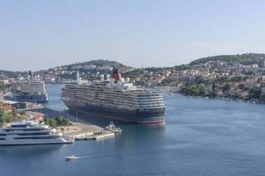 Büyük okyanus yolcu gemisi Dubrovnik, Adriyatik Denizi üzerinde şehir demirledi