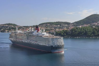 Cruise büyük okyanus gemisi Adriyatik denize gider. Deniz tatili