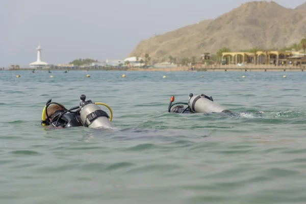 Corso di immersione. Apparecchi respiratori subacquei. Vacanza di attività sportiva. Sport acquatici popolari e attività — Foto Stock