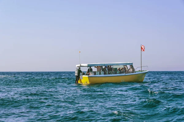 Scuba Diving team på båten. Dykning i Adriatiska havet — Stockfoto