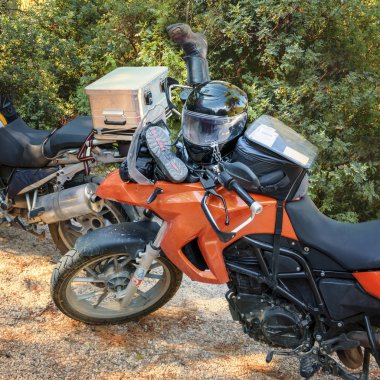 Karadağ - 23 Eylül 2015: Park yerinde yolcu motosikleti. Motosiklet aktif tur. Motosiklet ile yol macerası