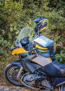 Karadağ - 23 Eylül 2015: Motosikletli yolcu park yerinde. Motosiklet aktif tur. Yol macerası