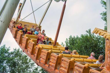 Serengeti-Park, Almanya - 03 Ağustos 2017 Eğlence parklarında çocuklar ve yetişkinler için heyecan verici bir cazibe Teknesi. Eğlenceli eğlence ve eğlence