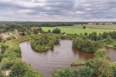 Çeşitli konumlar ile eğlence parkı. Teknelerle gölde en iyi manzara