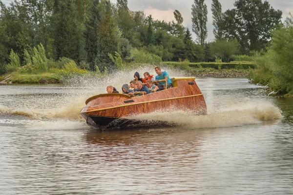 Serengeti-Park, Tyskland-03 augusti 2017: spännande extrem vatten attraktion barn och vuxna i nöjesparker. Rolig underhållning för familjer. Landskap — Stockfoto