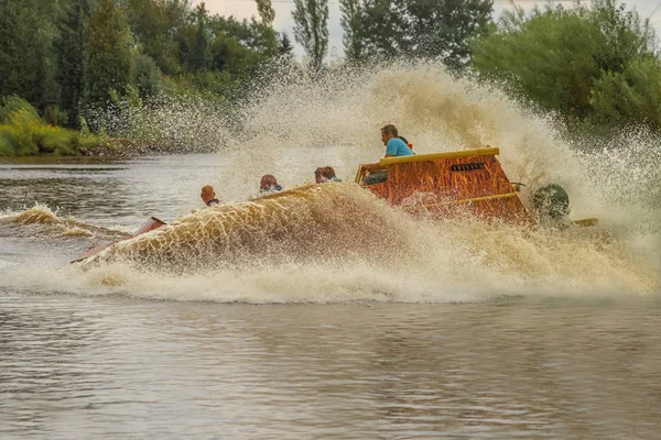 Серенгети-Парк, Германия - 03 Августа 2017: Захватывающие экстремальные водные аттракционы детей и взрослых в парках развлечений. Дети и взрослые на лодке — стоковое фото