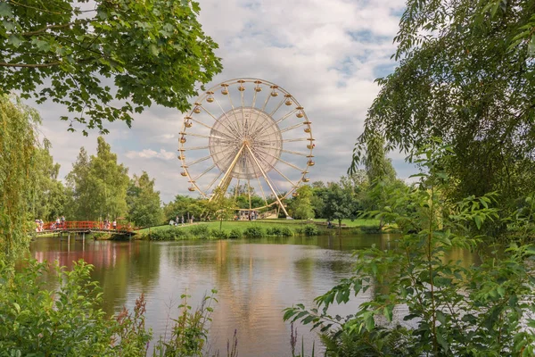 Devil's wheel, Teufelsrad, Ferris jantlar, İnsan Rulet Tekerlek, Joy Wheel, halka açık parklarda, halk festivallerinde bir eğlence yolculuğu. Eğlence parkında çocuklar ve yetişkinler için cazibe