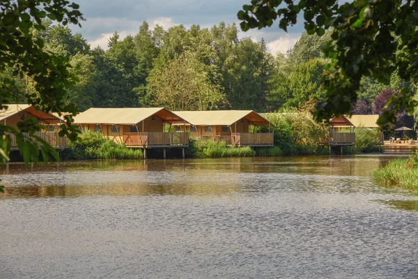 Bir eğlence parkı gölde büyük maceracılar ve araştırmacılar için Aileler macera Lodges . Parkta tatil, açık havada