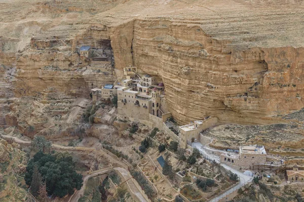 Monasterio de los Santos Jorge y Juan Jacob de Choziba es Wadi Qelt. El complejo colgante de acantilados con su antigua capilla y jardines, habitado por monjes ortodoxos griegos. Viajar a Israel — Foto de Stock