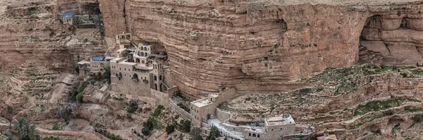 O Mosteiro dos Santos Jorge e João Jacó de Choziba é Wadi Qelt. O complexo pendurado no penhasco com sua antiga capela e jardins, habitados por monges ortodoxos gregos. Panorama — Fotografia de Stock
