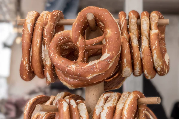 Pretzels, snacks tradicionales de cerveza para el Oktoberfest, cuelgan de un soporte de madera. Volksfest, festival de la cerveza. Concepto de cocina y tradiciones nacionales — Foto de Stock